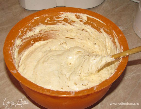 Добавить 3 ст. л. измельченных грецких орехов и еще раз аккуратно перемешать.