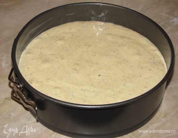 Разъемную форму диаметром 20 см смазать сливочным маслом и вылить тесто. Тесто очень нежное и воздушное. Пару раз прокрутить форму вокруг своей оси, чтобы тесто легло ровнее. Духовка к этому времени должна быть уже прогрета до 180°С. Выпекать бисквит 30-35 минут. 