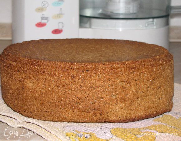 Готовый бисквит выложить на полотенце, дать ему отдохнуть часов 8, тогда бисквит ровно и красиво разрежется. 