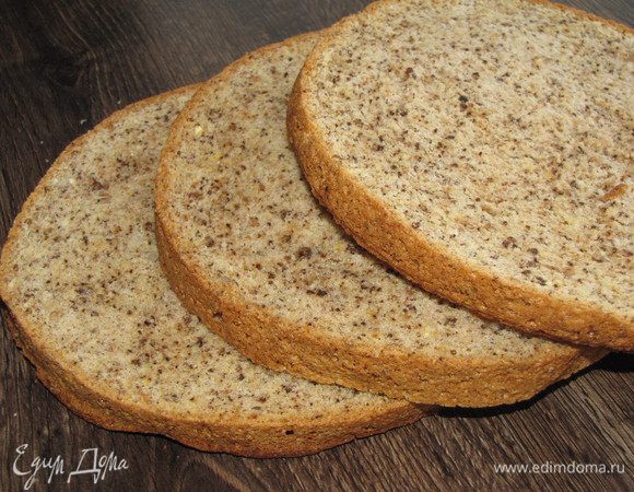 Разрезать бисквит на три равные части.