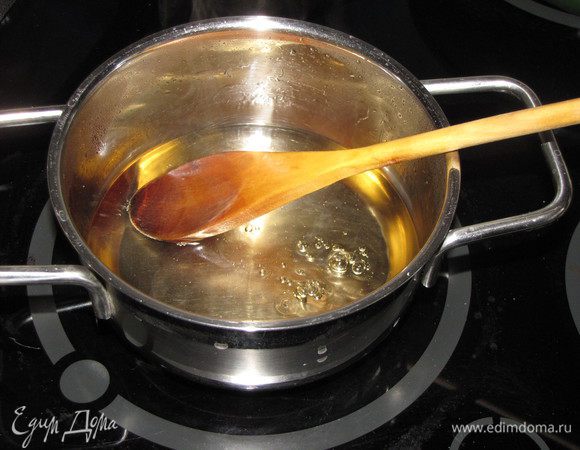 Приготовим сироп для пропитки бисквита. Влить в сотейник или маленькую кастрюльку воду, дать закипеть. Всыпать сахар, убавить огонь и поварить минуты три, помешивая. Убрать сотейник с огня, добавить 2 ст. л. ликера. Сироп остудить.