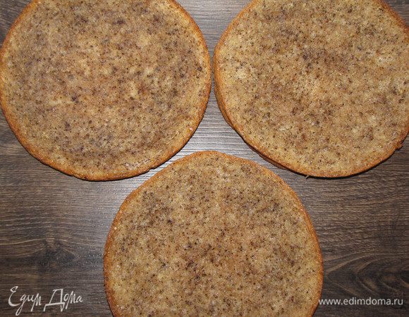 Равномерно пропитать все коржи сиропом, оставить полежать минут 30. В это время займемся кремом.