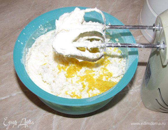 Добавить протертый через сито творог и лимонную цедру. Продолжить взбивать. 