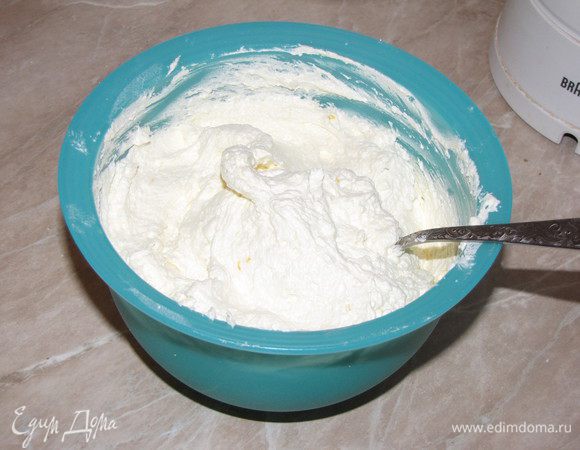 Важно, чтобы в подготовленном для крема твороге совсем не было комочков, тогда и крем получится однородным и пышным. 