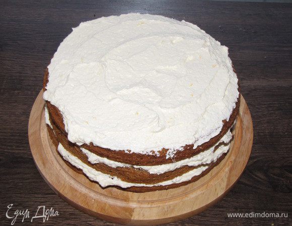  Начинаем собирать торт. Все коржи обильно смазать кремом.