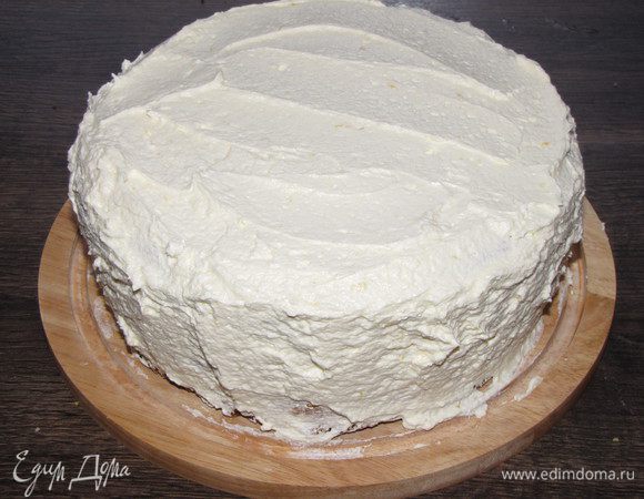 Бока торта так же обмазать творожным кремом.