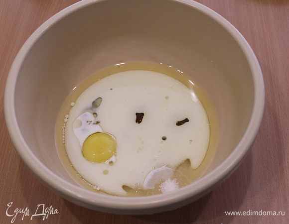 Смешать молоко, растительное масло, яйцо, щепотку соли, мёд и сахар до однородности.