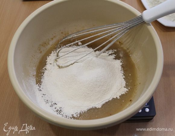 Затем просеять часть муки с содой и разрыхлителем, затем остальную муку(возможно понадобиться чуть меньше).