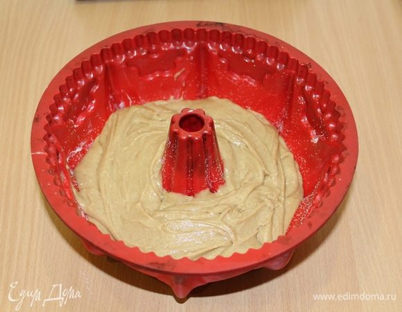 Выложите тесто в смазанную форму.