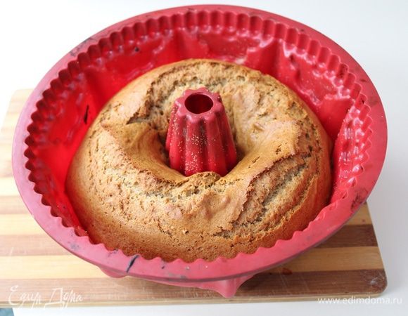 Выпекать кекс при 180°С, минут 40-45, готовность проверить деревянной шпажкой.