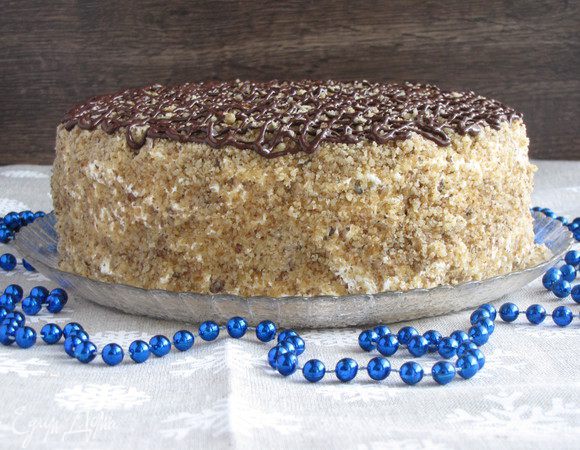 Растопить на водяной бане шоколад. Сделать из пекарской бумаги корнетик и нанести сеточку, или любой другой рисунок.