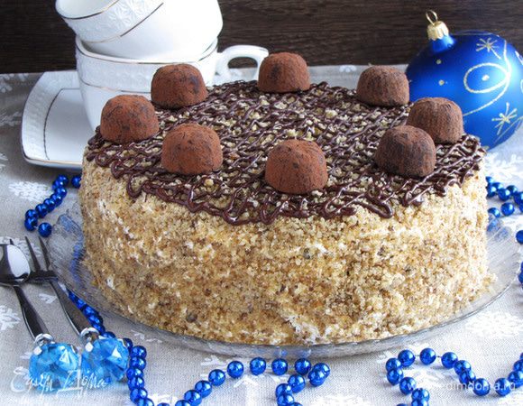 Украсить по желанию трюфельными конфетами. Торт готов!