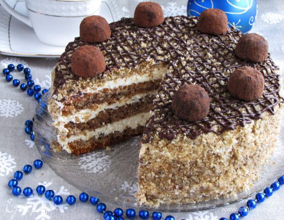 Можно дать настояться в холодильнике или пробовать сразу. Зовем всех домашних и угощаем вкусным, мягким, нежным ореховым тортиком!