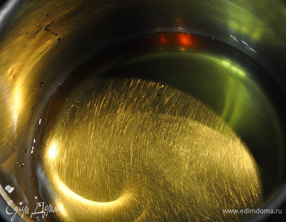 В кастрюльку налить сок и включить на медленный огонь.