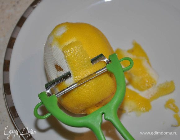 С половины лимона снять цедру и опустить в сок.