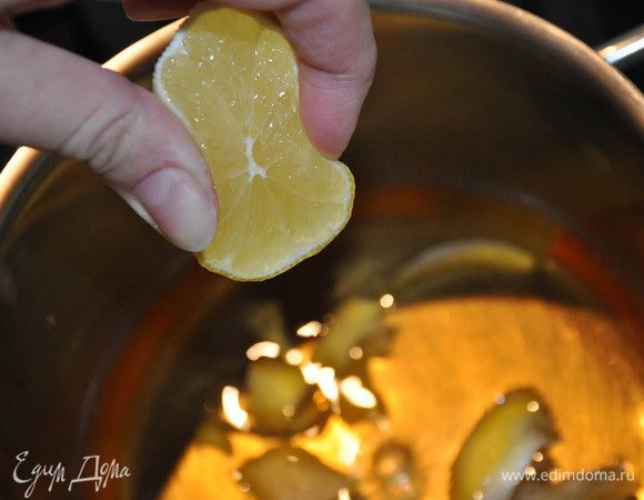 С трети лимона выжать сок в кастрюльку.