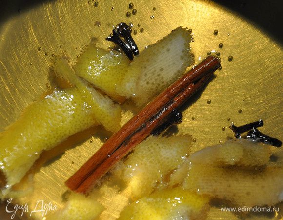 Положить в напиток палочку корицы. Нагревать до кипения. Не кипятить.