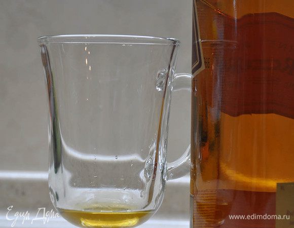 В кружку налить коньяк.