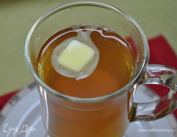 Сверху положить кусочек масла. Пить горячим!