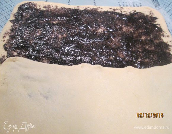 Мак завариваем кипятком на 15 минут и протираем в блендере. Раскатываем тесто в прямоугольник и равномерно выкладываем начинку из смеси пропаренного мака и сахара. Складываем тесто по длине внахлест трижды. Нарезаем полоски по длине, шириной около 3 см. Обычно получатся 8 полосок, но в этот раз я сделала 10 полосок.