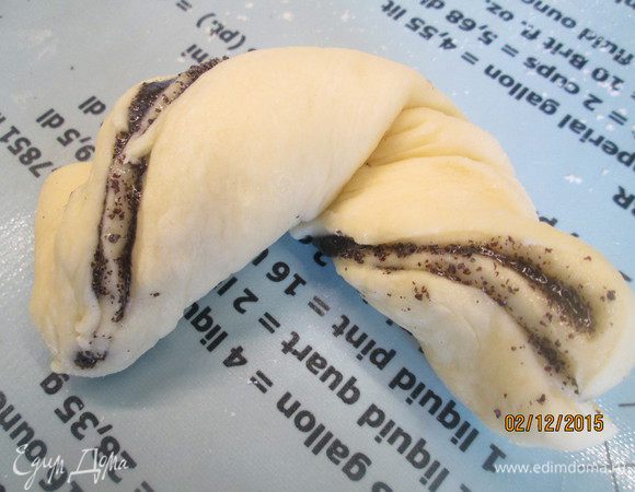 Теперь начинаем скручивать каждую полоску — делать "завитки". Скручиваем вдоль оси и плотно скрепляем концы будущих плюшек.