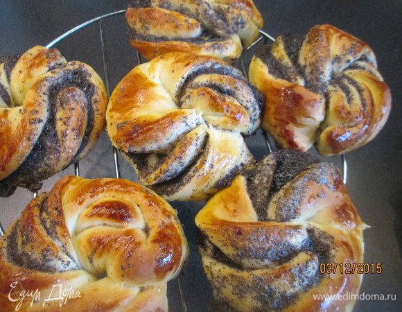 Отправляем противень в нагретую до 200-210°С духовку и через 15-20 минут и вынимаем готовые ароматные булочки! Выкладываем на решетку и остужаем.