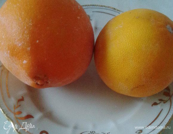 Предварительно нужно хорошенько вымыть апельсины, обдать кипятком и, завернув в плёнку, поместить в морозилку на 12 часов (у меня лежали сутки). Это необходимо чтобы избавить их от горечи.