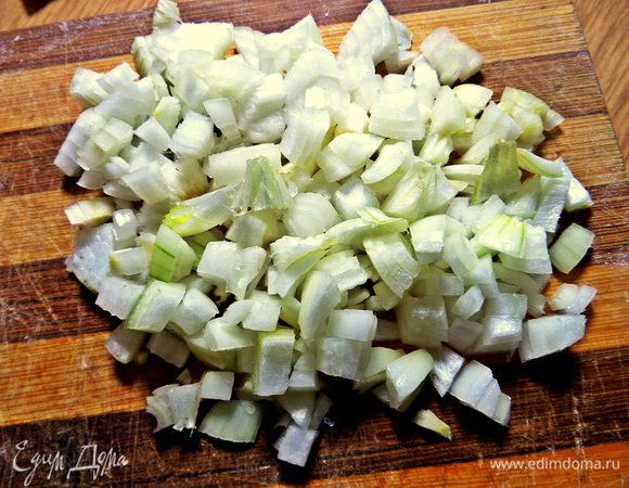 Лук, чеснок очистить и нарезать мелко.