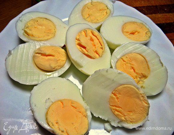 Яйца отварить минут 10, разрезать вдоль. Желтки вынуть.