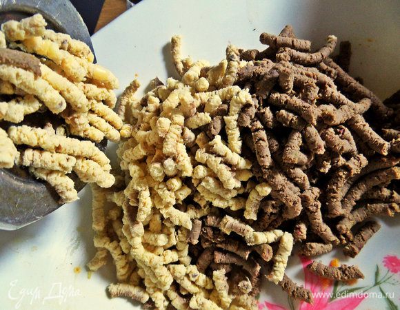 Перемолоть печёнку и желтки на мясорубке.