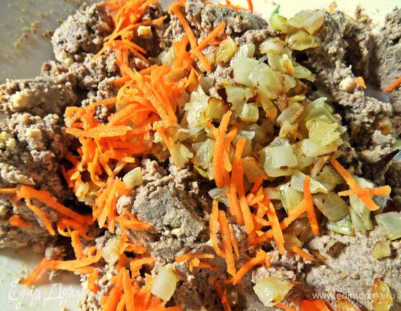 Добавить обжаренный лук и немного сырой морковки для цвета.