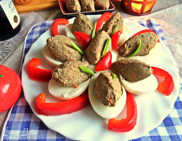 Раскладываем паштет по белкам (паштет ещё останется).