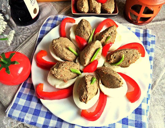 Украшаем сладким перцем,подаём в тёплом или холодном виде.