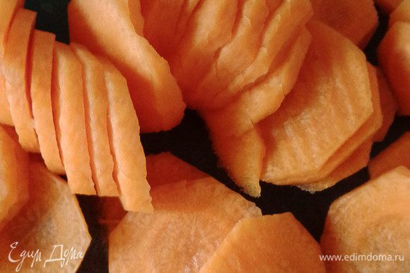 Морковь порезать кружочками и обжарить с измельченным луком на растительном масле.