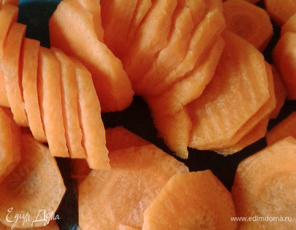 Морковь порезать кружочками и обжарить с измельченным луком на растительном масле.