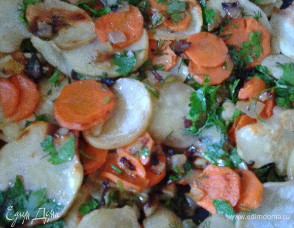 Картофель порезать тонкими слайсами и подсушить слегка на сухой сковороде. Смешать его с морковно-луковой смесью и зеленью.