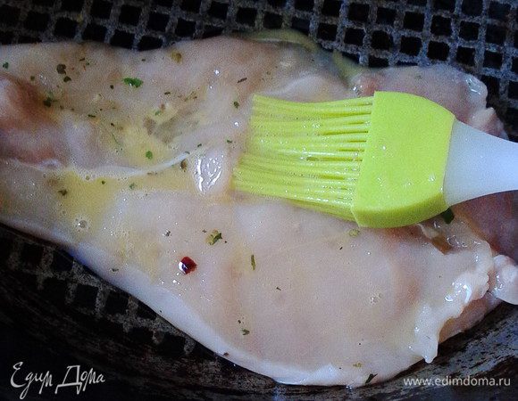 В смазаную маслом форму (у меня сковорода) выложить пласт филе, смазать взбитым яйцом.