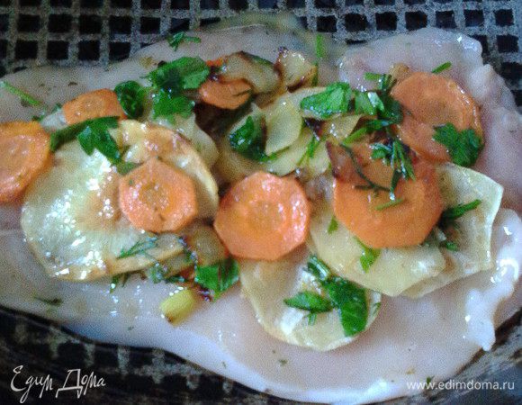 Сверху выложить часть овощной начинки так, чтобы края были свободны. Это необходимо для того, чтобы при запекании произошел эффект "запечатывания" соков, и мясо было сочным и мягким.