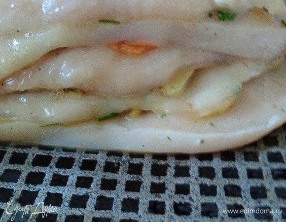 Сверху кладем следующий пласт филе, смазываем яйцом, выкладываем начинку и т.д. 