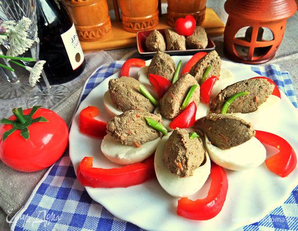 Также паштет можно подать в тарталетках или просто на поджаренных гренках.