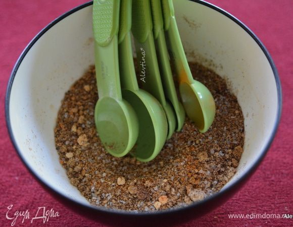 Смешаем все сухие специи в емкости.