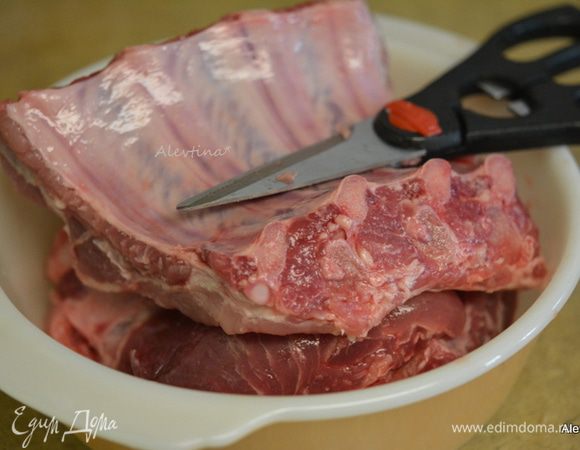 Свиные ребрышки порезать на небольшие секции.