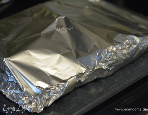 Готовим на гриле или в духовке при температуре 180°С 2 часа, закрыв все кулинарной фольгой.