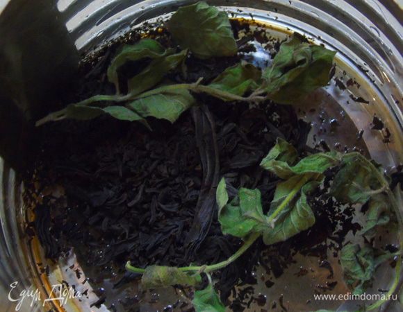 Чай с мятой завариваем в 150 мл кипятка, даем настояться 10-15 минут.
