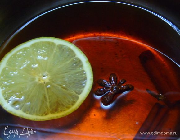 Добавляем процеженный чай и лимон, ставим на огонь и нагреваем практически до кипения, но не в коем случае не кипятим. Снимаем с огня и накрываем крышкой, выдерживаем 5 минут. 