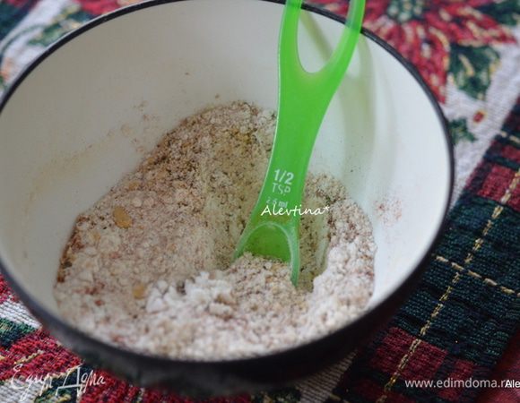 Смешать 10 ингредиентов в емкости.