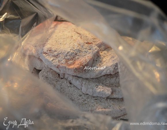 Выложить в пакет и аккуратно перемешать с каждой свиной котлетой с обеих сторон.