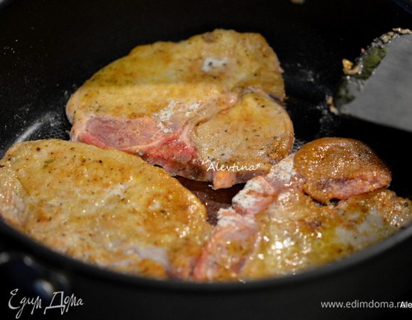 Обжарить свиные котлеты на разогретой сковороде на масле с обеих сторон.
