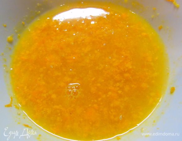  Духовку разогреваем до 160°С. С апельсина снимите цедру и выдавите сок.