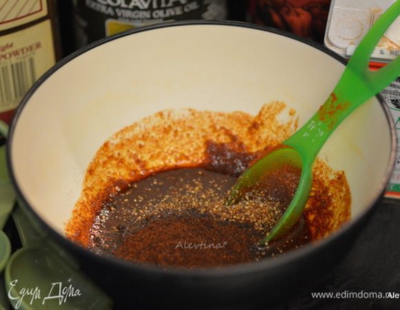 Говядина должна быть комнатной температуры. Разогреть духовку или гриль.
Смешать 6 ингредиентов в емкости до пастообразного состояния.